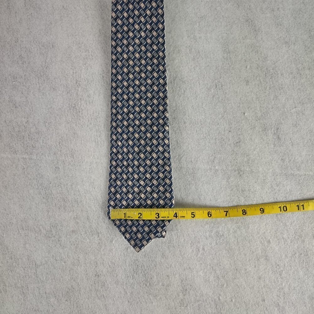 Stafford Men's Blue, Silver, Mauve Patterned Made In the U.S.A.100% Silk Necktie - Picture 6 of 8